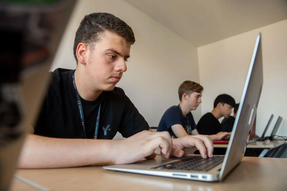 Computer Science (18-24 years old)